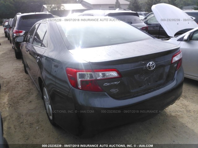 4T1BF1FK8DU723188 - 2013 TOYOTA CAMRY L/SE/LE/XLE 灰色 照片 3