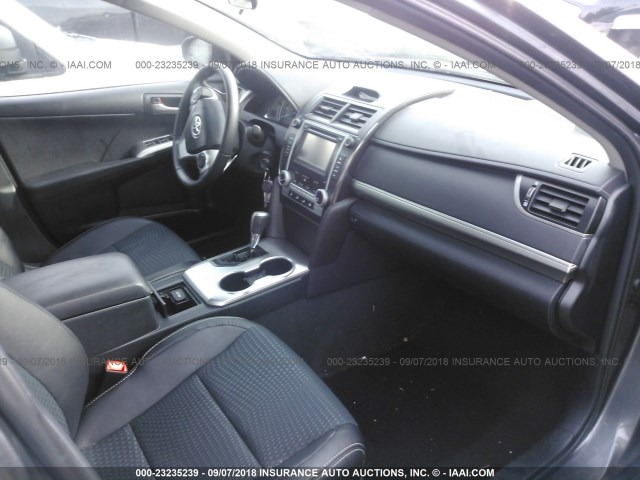 4T1BF1FK8DU723188 - 2013 TOYOTA CAMRY L/SE/LE/XLE 灰色 照片 5
