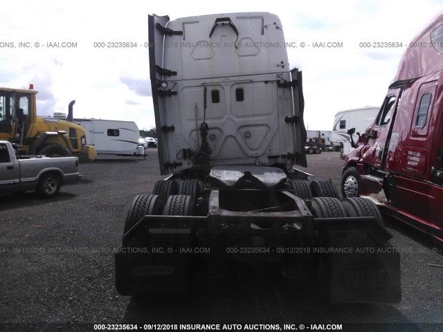 1FUJGLBG2CSBJ1567 - 2012 FREIGHTLINER CASCADIA 125  WHITE photo 8