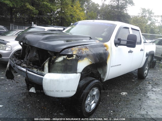 2GCEK13M571546540 - 2007 CHEVROLET SILVERADO K1500 CREW CAB WHITE photo 2