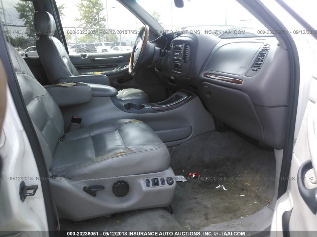 5LMPU28LXXLJ07524 - 1999 LINCOLN NAVIGATOR WHITE photo 5