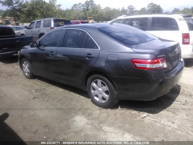 4T1BF3EK8AU111646 - 2010 TOYOTA CAMRY SE/LE/XLE GRAY photo 3