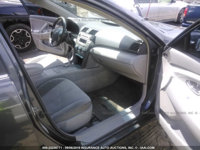 4T1BF3EK8AU111646 - 2010 TOYOTA CAMRY SE/LE/XLE GRAY photo 5