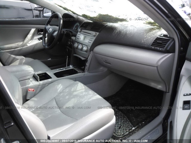 4T1BF3EK1BU204185 - 2011 TOYOTA CAMRY SE/LE/XLE BLACK photo 5