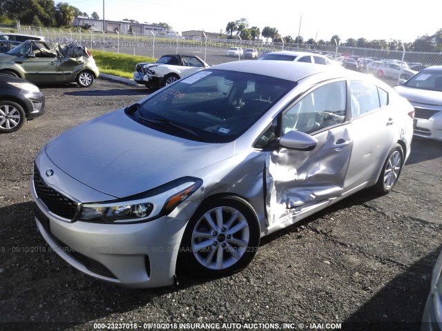 3KPFL4A77HE020396 - 2017 KIA FORTE LX/S SILVER photo 2