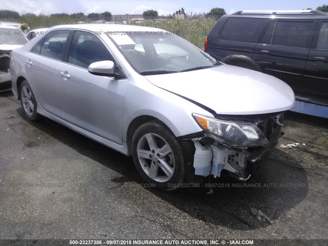 4T1BF1FK7EU455736 - 2014 TOYOTA CAMRY L/SE/LE/XLE ვერცხლისფერი ფოტო 1