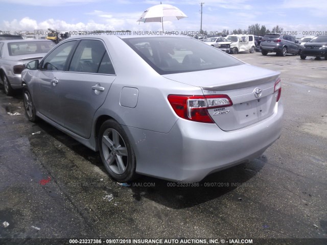 4T1BF1FK7EU455736 - 2014 TOYOTA CAMRY L/SE/LE/XLE ვერცხლისფერი ფოტო 3