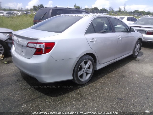 4T1BF1FK7EU455736 - 2014 TOYOTA CAMRY L/SE/LE/XLE ვერცხლისფერი ფოტო 4