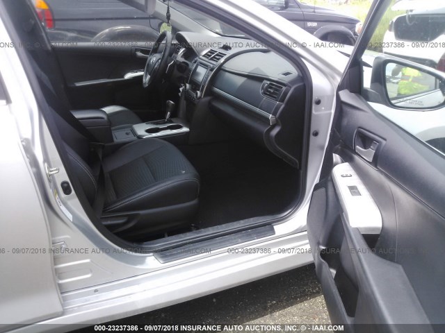 4T1BF1FK7EU455736 - 2014 TOYOTA CAMRY L/SE/LE/XLE ვერცხლისფერი ფოტო 5