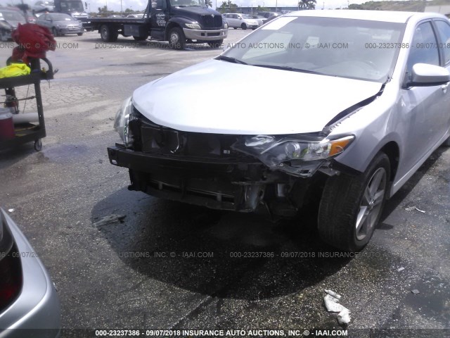 4T1BF1FK7EU455736 - 2014 TOYOTA CAMRY L/SE/LE/XLE ვერცხლისფერი ფოტო 6