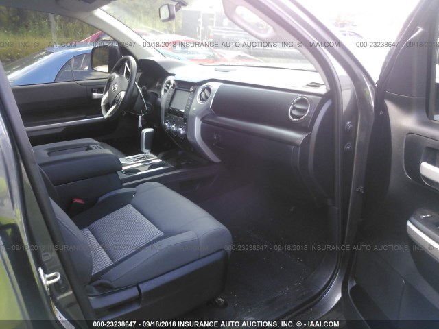 5TFRM5F18HX121547 - 2017 TOYOTA TUNDRA DOUBLE CAB SR/SR5 GRAY photo 5