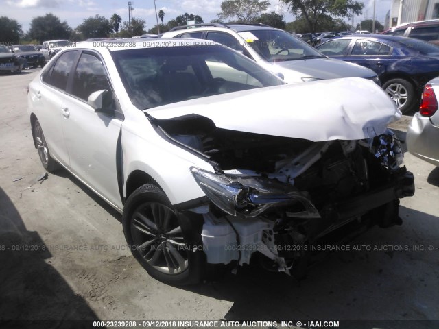 4T1BF1FK1HU330347 - 2017 TOYOTA CAMRY LE/XLE/SE/XSE 白色 照片 1