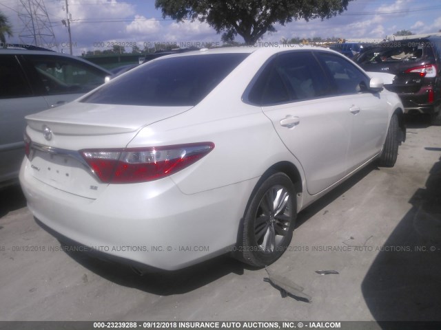 4T1BF1FK1HU330347 - 2017 TOYOTA CAMRY LE/XLE/SE/XSE 白色 照片 4