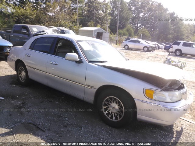 1LNHM82W8YY839006 - 2000 LINCOLN TOWN CAR SIGNATURE SILVER photo 1