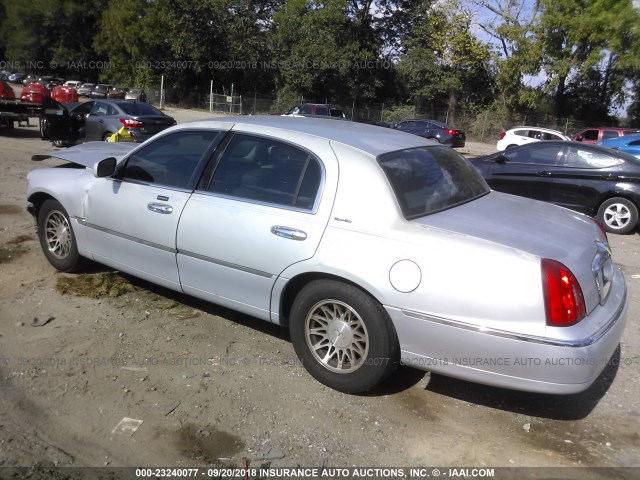 1LNHM82W8YY839006 - 2000 LINCOLN TOWN CAR SIGNATURE SILVER photo 3