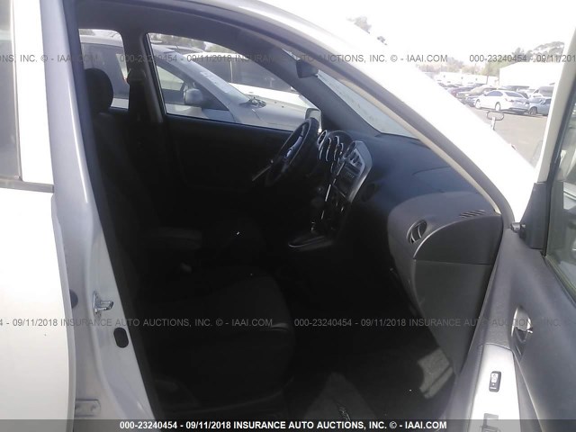 2T1KR32E34C281957 - 2004 TOYOTA COROLLA MATRIX XR WHITE photo 5