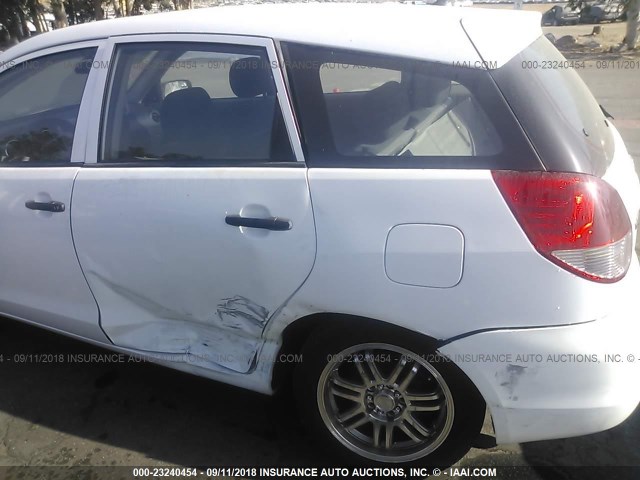2T1KR32E34C281957 - 2004 TOYOTA COROLLA MATRIX XR WHITE photo 6