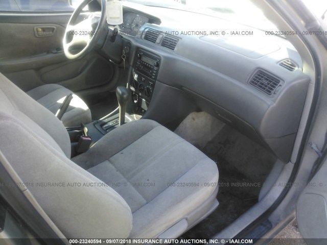 4T1BG22K11U109099 - 2001 TOYOTA CAMRY CE/LE/XLE 棕色 照片 5