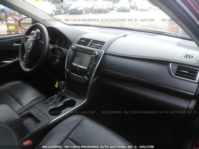 4T1BF1FKXHU735767 - 2017 TOYOTA CAMRY LE/XLE/SE/XSE 栗色 照片 5