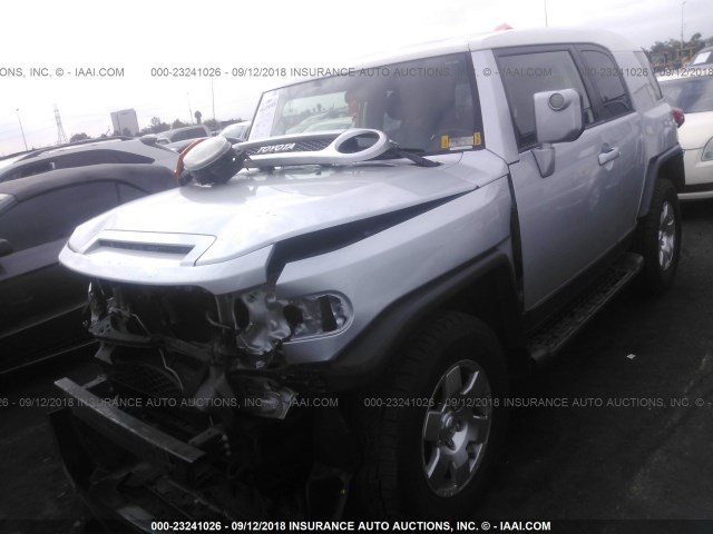 JTEBU11F88K021678 - 2008 TOYOTA FJ CRUISER SILVER photo 2