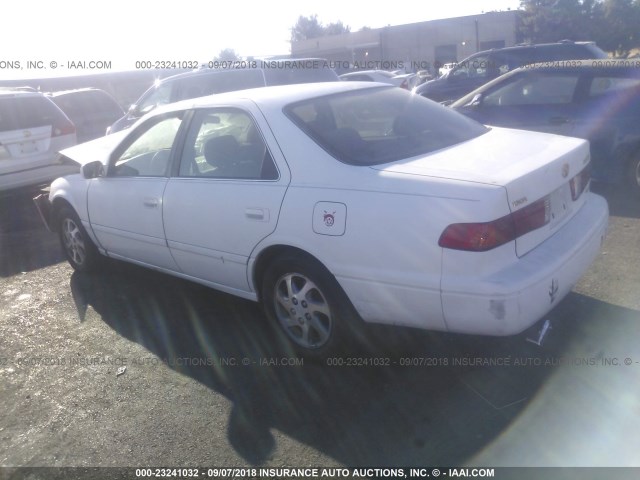 JT2BF28K5Y0244644 - 2000 TOYOTA CAMRY LE/XLE WHITE photo 3