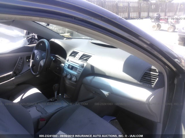 4T1BK3EK6AU112225 - 2010 TOYOTA CAMRY SE/LE/XLE ნაცრისფერი ფოტო 5