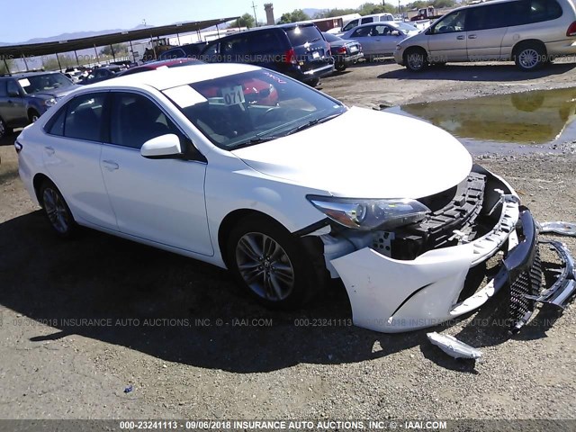4T1BF1FK2HU393733 - 2017 TOYOTA CAMRY LE/XLE/SE/XSE 白色 照片 1