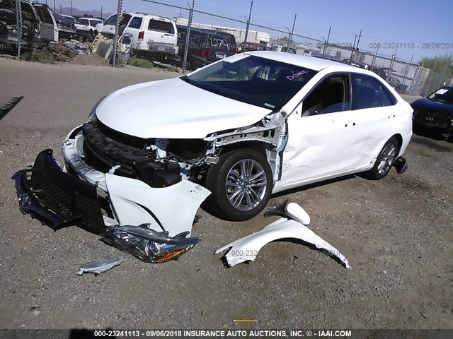 4T1BF1FK2HU393733 - 2017 TOYOTA CAMRY LE/XLE/SE/XSE 白色 照片 2