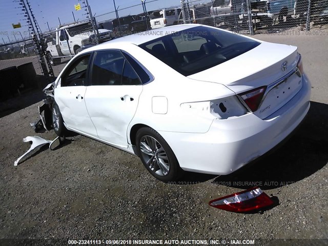 4T1BF1FK2HU393733 - 2017 TOYOTA CAMRY LE/XLE/SE/XSE WHITE photo 3