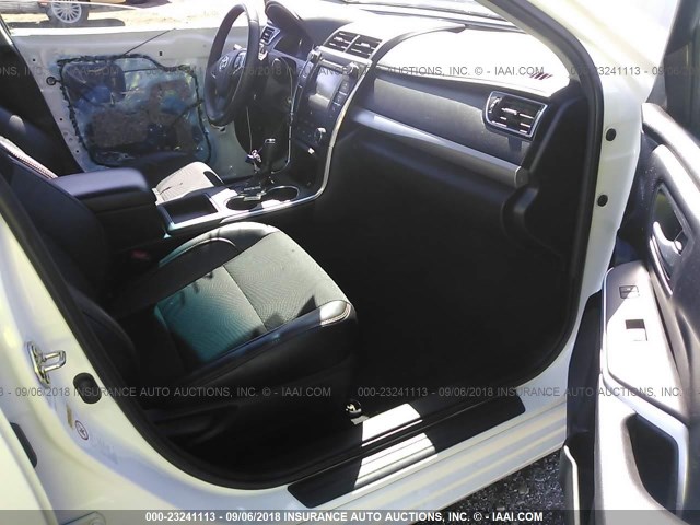 4T1BF1FK2HU393733 - 2017 TOYOTA CAMRY LE/XLE/SE/XSE 白色 照片 5