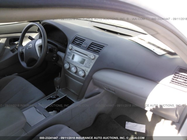 4T1BF3EKXBU623376 - 2011 TOYOTA CAMRY SE/LE/XLE 白色 照片 5