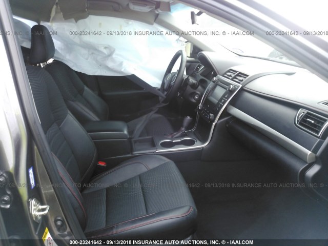 4T1BF1FK8FU031810 - 2015 TOYOTA CAMRY LE/XLE/SE/XSE 灰色 照片 5