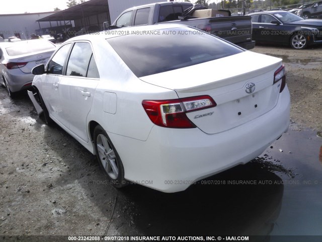 4T1BF1FK6DU264646 - 2013 TOYOTA CAMRY L/SE/LE/XLE WHITE photo 3