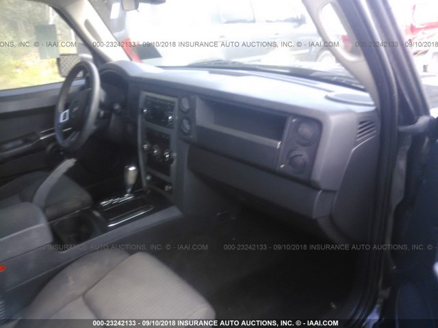 1J8HG48K58C111819 - 2008 JEEP COMMANDER SPORT შავი ფოტო 5