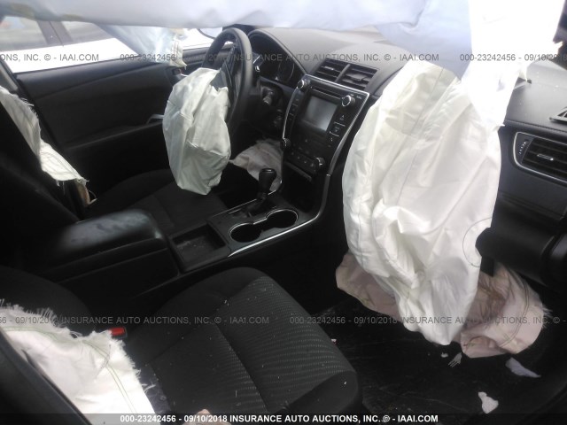4T1BF1FK7GU594395 - 2016 TOYOTA CAMRY LE/XLE/SE/XSE 黑色 照片 5