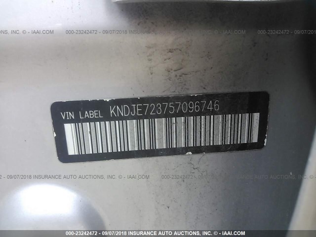 KNDJE723757096746 - 2005 KIA NEW SPORTAGE  SILVER photo 9