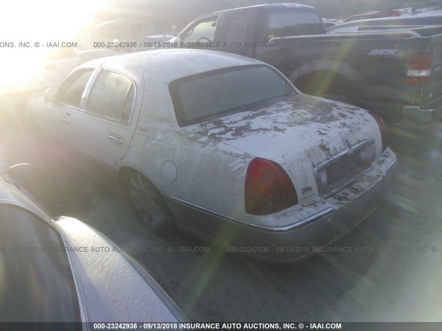 1LNHM82W75Y628858 - 2005 LINCOLN TOWN CAR SIGNATURE LIMITED WHITE photo 3