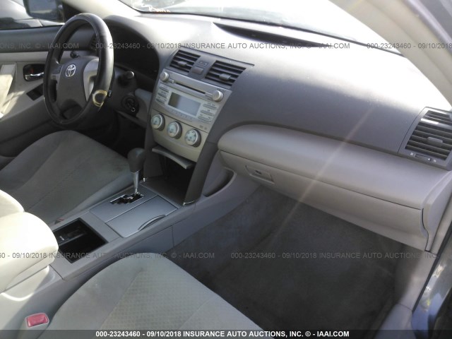 JTNBK46K693041212 - 2009 TOYOTA CAMRY SE/LE/XLE ნაცრისფერი ფოტო 5
