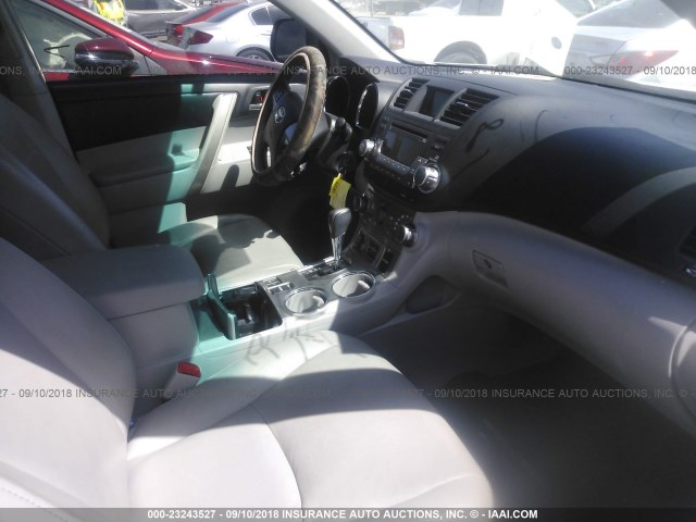 5TDBK3EHXCS124488 - 2012 TOYOTA HIGHLANDER SE WHITE photo 5