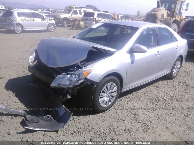 4T1BF1FK0CU052159 - 2012 TOYOTA CAMRY SE/LE/XLE ვერცხლისფერი ფოტო 2