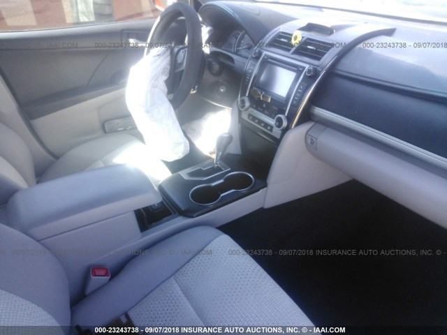 4T1BF1FK0CU052159 - 2012 TOYOTA CAMRY SE/LE/XLE ვერცხლისფერი ფოტო 5