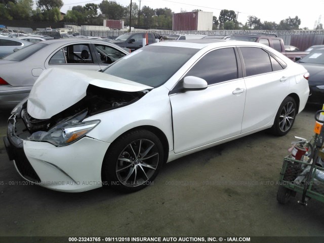 4T1BF1FK2FU955806 - 2015 TOYOTA CAMRY LE/XLE/SE/XSE WHITE photo 2