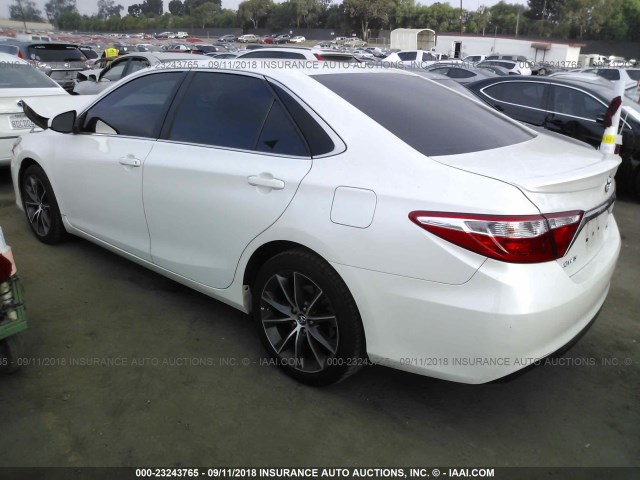 4T1BF1FK2FU955806 - 2015 TOYOTA CAMRY LE/XLE/SE/XSE WHITE photo 3