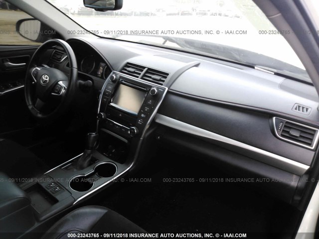 4T1BF1FK2FU955806 - 2015 TOYOTA CAMRY LE/XLE/SE/XSE WHITE photo 5