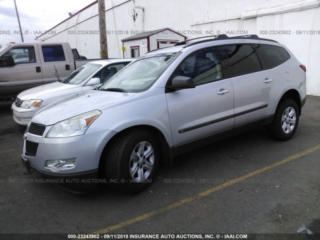 1GNEV13D49S157387 - 2009 CHEVROLET TRAVERSE LS SILVER photo 2