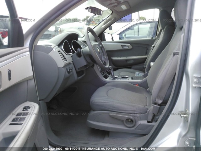 1GNEV13D49S157387 - 2009 CHEVROLET TRAVERSE LS SILVER photo 5