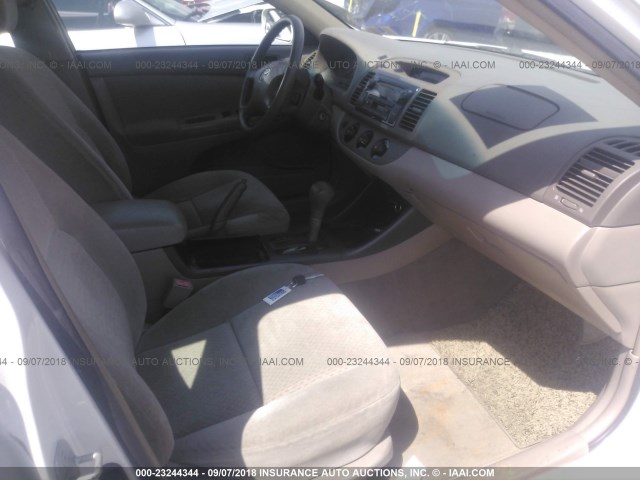 4T1BE32K32U106198 - 2002 TOYOTA CAMRY LE/XLE/SE Ақ фото 5