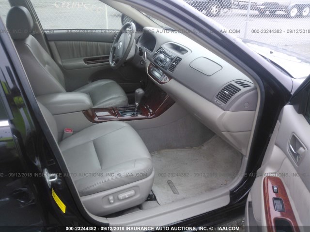 4T1BF30K75U087031 - 2005 TOYOTA CAMRY LE/XLE/SE BLACK photo 5