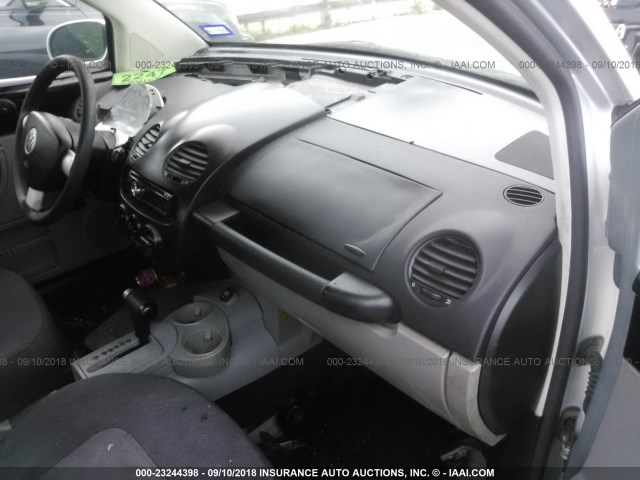 3VWBK21CX3M414036 - 2003 VOLKSWAGEN NEW BEETLE GL 银色 照片 5