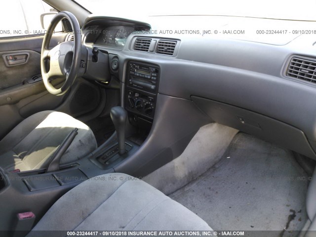 4T1BG22K6WU268448 - 1998 TOYOTA CAMRY CE/LE/XLE 灰色 照片 5